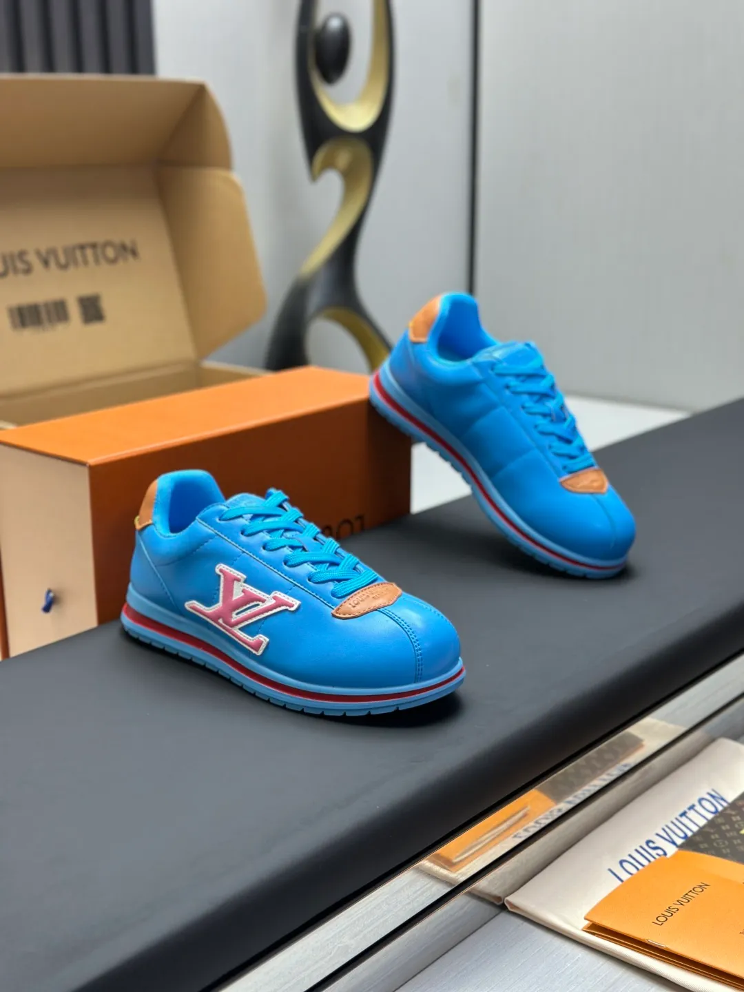 👟👟Ex-factory price 680👟👟 Full set of packaging with airplane box💰Top version LV-Louis Vuitton-classic catwalk new style 1:1 development replica of the original version! ! The upper foot is very comfortable. It is made of luxurious materials and fine workmanship. The midsole is printed with English letters "Made in Europe". The upper is made of calfskin imported from Italy. The side is decorated with the brand's LOGO and signature. The latest latex foot pads and mesh lining make the foot feel super comfortable. The original two-color TPU combination outsole is specially provided by the original factory. Bag technology Goodyear stitched edges Fabric: Exclusive customized first-layer cowhide Accessories: Exclusive private model Vuitton logo, lining: Customized silk mesh lining - first-layer silk cowhide lining Outsole: TPU combination outsole wear-resistant, non-slip and anti-yellowing Foot pads: new latex pads-mesh sweat-absorbent Counter technology: fully computerized sewing machine wire drawing Toe box back cover Hot and cold shaping Full set of pull-top lasts with medium and low logo patterns Special counter packaging - shoelaces, certificate, card, instructions, certificate of quality, dust bag, the most complete packaging on the entire network, women's 35-40 men's 38-46 (38/46 customized, non-refundable! GD9916